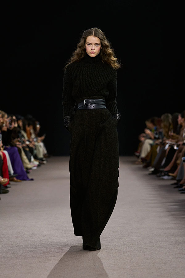 Max Mara Fall/Winter 2025 Fashion Show - Black Look with Long Leather Belt